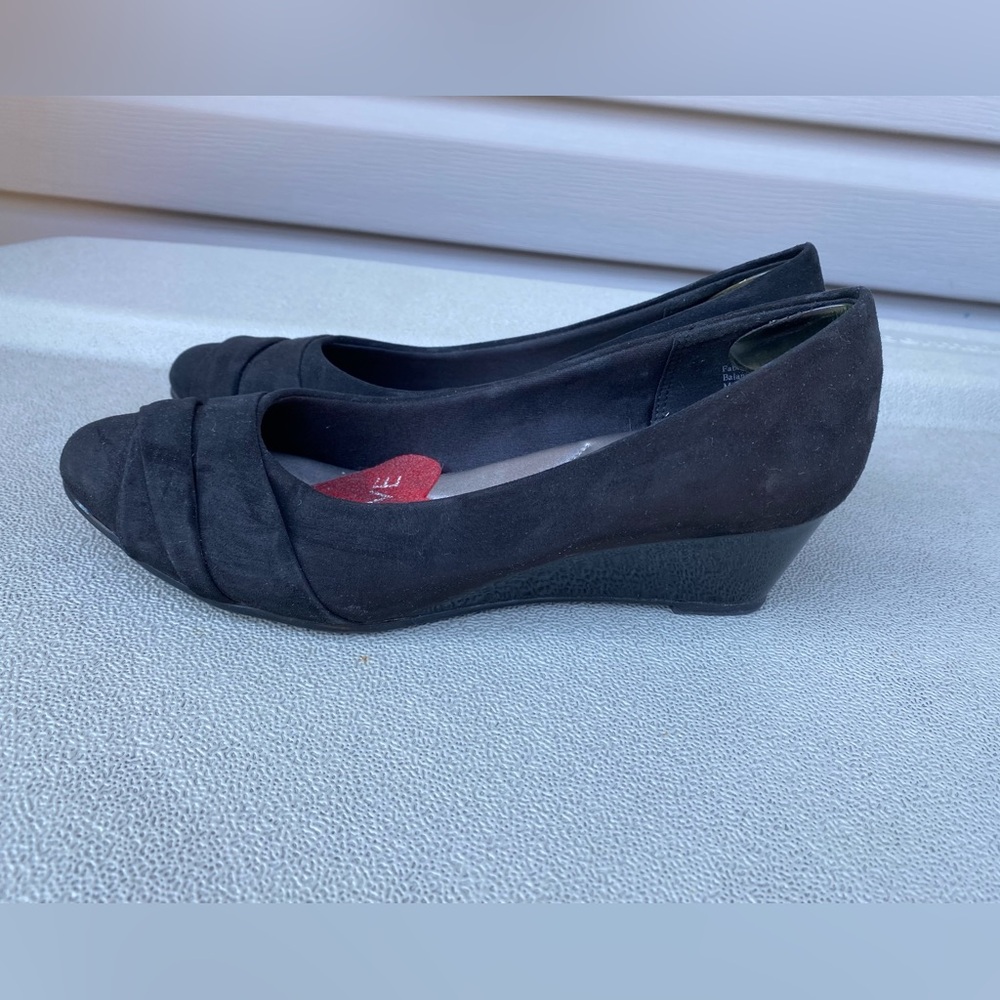 Kelly & Katie Wedge Heel Suede Shoe black womens size 9